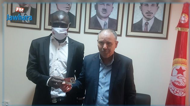 لأول مرة في المنطقة: اتحاد الشغل يسلم مهاجرين من افريقيا بطاقات انخراط للدفاع عن حقوقهم