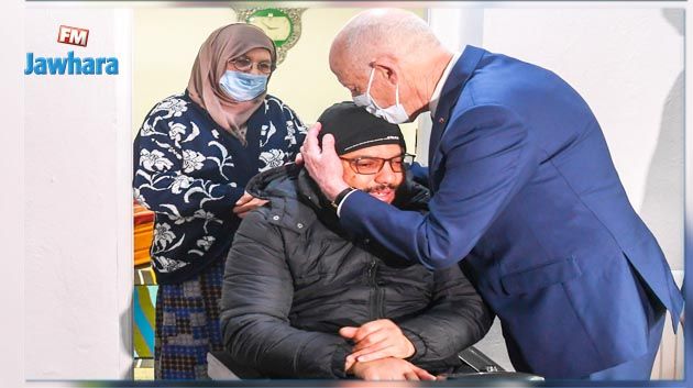 رئيس الجمهورية يزور جريح الثورة رضا الزلفاني في بيته بسوسة
