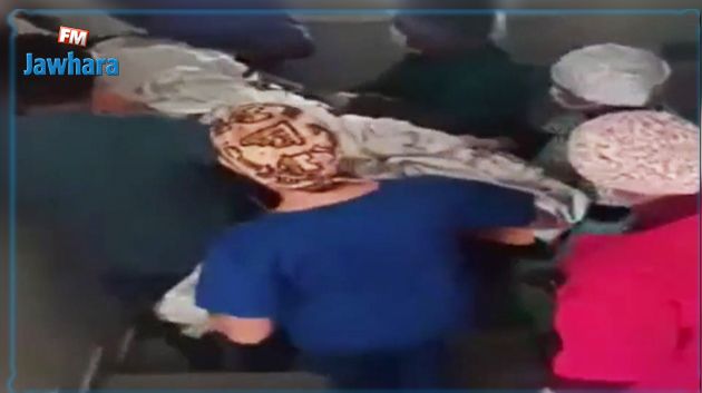 مستشفى فرحات حشاد : بسبب تعطل المصعد في قسم الإنعاش.. الفريق الطبي يحمل مريضا عبر الدرج (فيديو)