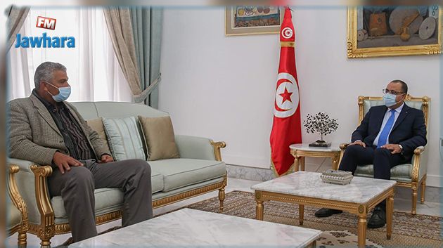  رئيس الحكومة يلتقي والد شهيد العملية الإرهابية بالقصرين 