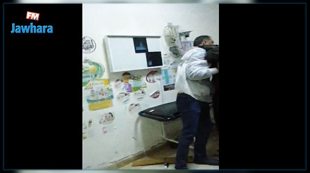 مشهد صادم في مستشفى الأطفال: رضيع يصرخ من شدة ألمه بينما الأعوان يعتدون على أمه ووالده