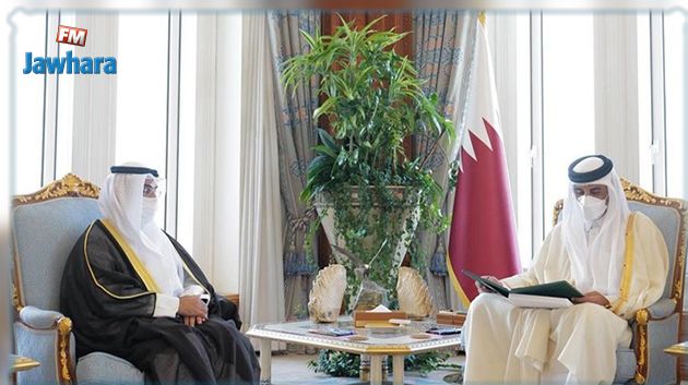 أمير قطر يتسلم دعوة الملك سلمان لحضور القمة الخليجية في الرياض