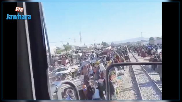 ما حكاية القطار الذي يعبر سوقا اسبوعية في سيدي بوزيد؟ (فيديو)