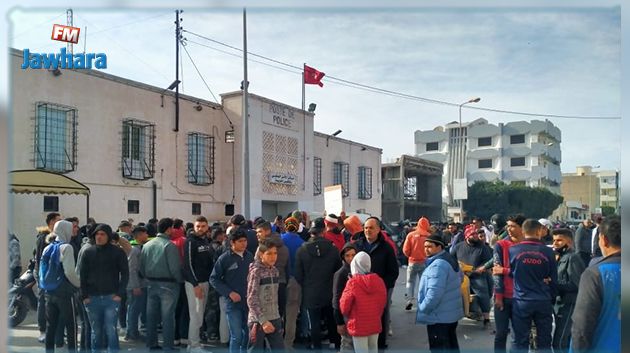 المكنين: تحرك احتجاجي أمام  مركز الأمن إثر وفاة الشاب الذي أصيب بطلق ناري