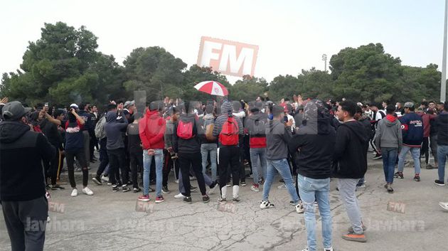 وقفة احتجاجية لجماهير النادي الافريقي امام  مقر الجامعة