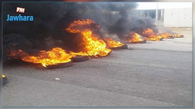 مساكن : التفطن إلى شاحنتين بصدد توزيع العجلات المطاطية على مثيري الشغب