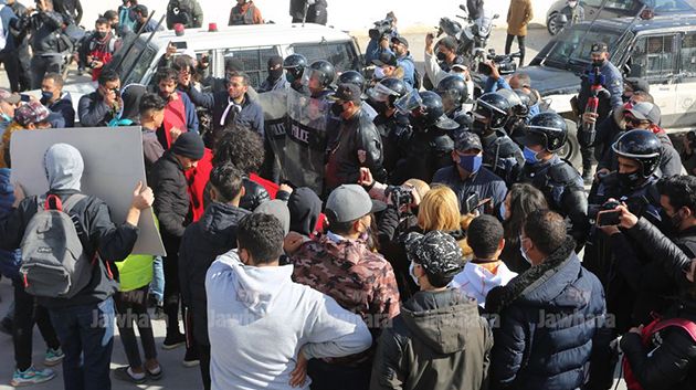الوحدات الأمنية تمنع المحتجين من التقدم نحو البرلمان
