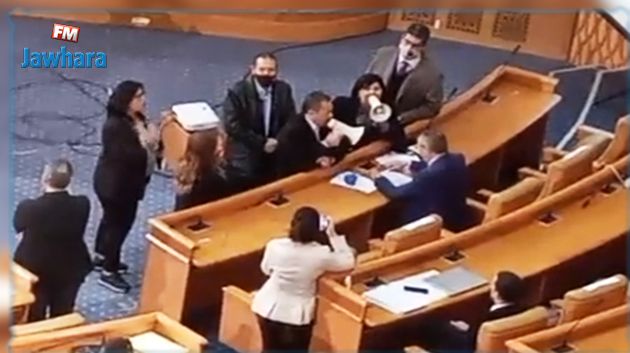 فوضى داخل البرلمان خلال افتتاح الجلسة العامة (فيديو)