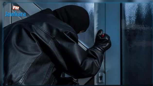 ضبط رجل متلبّسا بسرقة أحد الفروع البنكية فجر اليوم