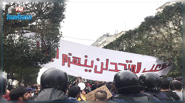 تبادل للعنف بين متظاهرين وعناصر أمنية في شارع الحبيب بورقيبة