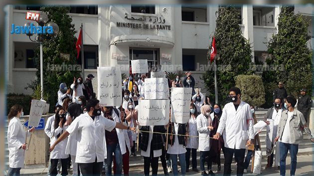 الأطباء الشبان يرفعون الاعتصام المفتوح بمقر وزارة الصحة 