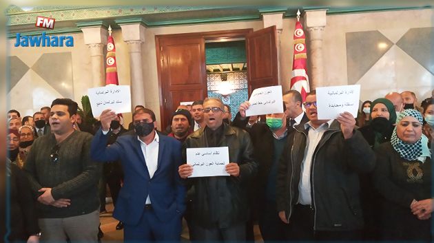 بسبب عبير موسي: أعوان وإطارات البرلمان يحتجون (صور)