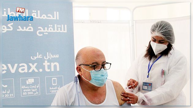 وزير الصحة يتلقّى الجرعة الأولى من اللقاح الروسي