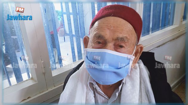 المنستير: شيخ الـ102 سنة يتلقى جرعة من لقاح كورونا