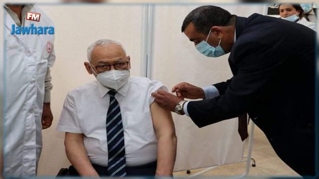 كان يرتدي بدلة رسمية وربطة عنق: هوية الشخص الذي لقّح راشد الغنوشي