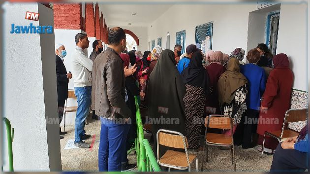 القيروان : الإكتظاظ بمركز التلقيح ضد كورونا يثير استياء المواطنين