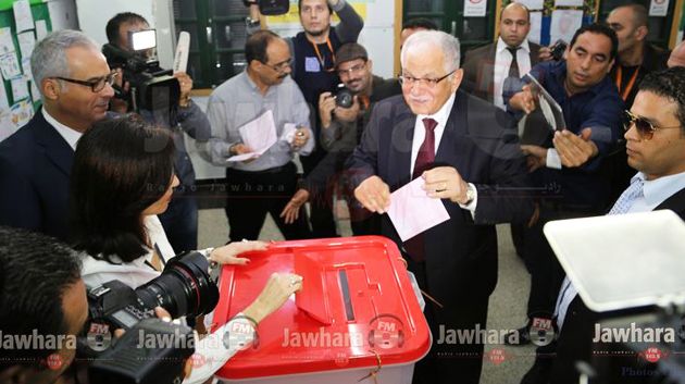 كمال مرجان يؤدي واجبه الانتخابي