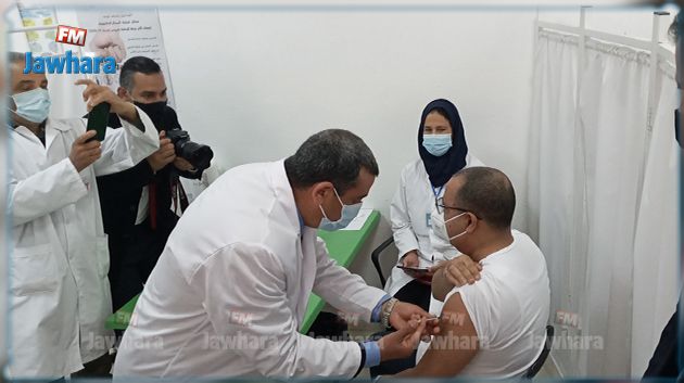 رئيس الحكومة يتلقى الجرعة الأولى من التلقيح ضدّ كوفيد 19 
