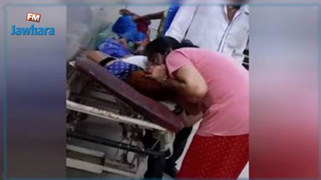 مخاطرةً بحياتها: امرأة تضخّ الأكسجين في فم والدتها المصابة بكورونا (فيديو)