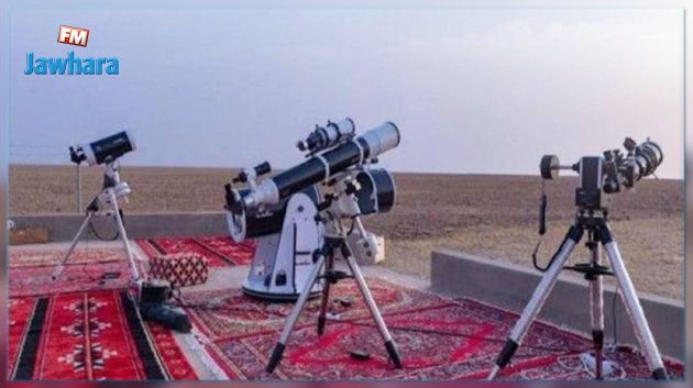 بدء عملية تحرّي هلال عيد الفطر في السعودية (فيديو)
