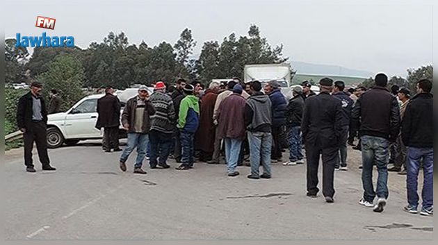القيروان: أهالي منطقة مقرة بعين جلولة يغلقون الطريق ويطالبون بتفعيل مشروع تزويدهم بالماء