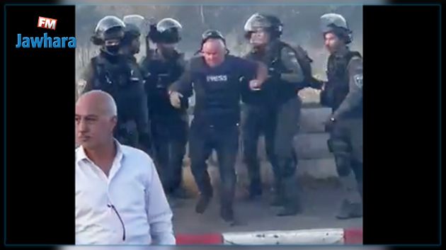 شاهد.. قوات الاحتلال تعتدي على مراسل CNN