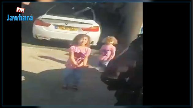 شاهد.. طفلة فلسطينية تتوسّل شرطة الاحتلال للافراج عن شقيقها الطفل 