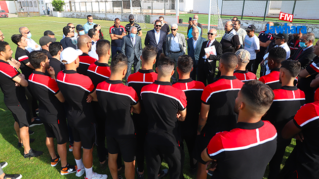 الرؤساء السابقون للنجم يحفوزن اللاعبين قبل لقاء الغد ضد الترجي ضمن الدور 16 لكأس تونس