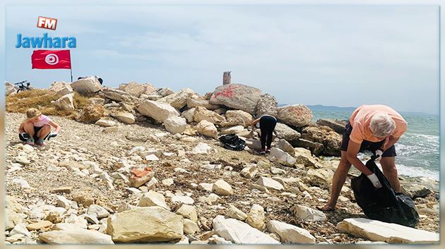 سفير بريطانيا يشارك في حملة نظافة بالشواطئ  التونسية