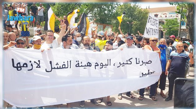 أحباء النادي البنزرتي ينفذون وقفة احتجاجية ضد السعيداني