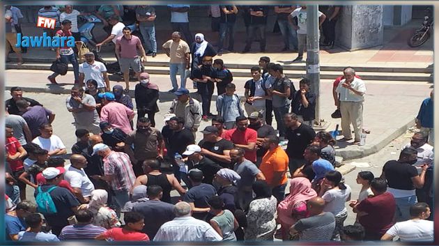 بعد حادث مرور أودى بحياة جدة وحفيدتها : مواطنون يحتجون للمطالبة بتركيز مخفضات سرعة