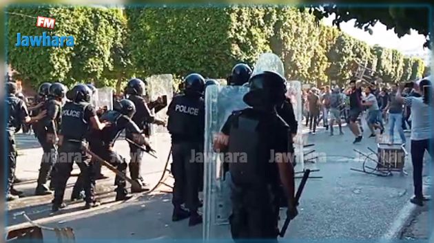 مناوشات بين الأمن ومحتجين في شارع الحبيب بورقيبة بالعاصمة