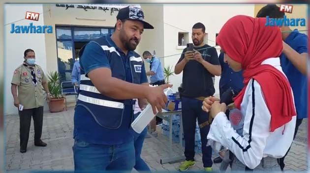 سوسة: أعوان أمن يستقبلون تلاميذ الباكالوريا بالجال المطهر والشكلاطة (فيديو)