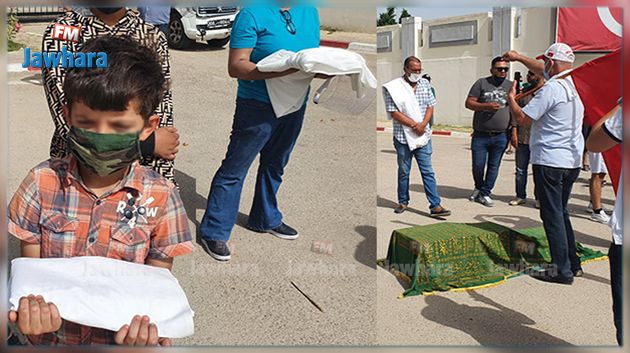 احتجاجا على الوضع الوبائي الخطير: أهالي القيروان يحملون نعوشهم (صور)