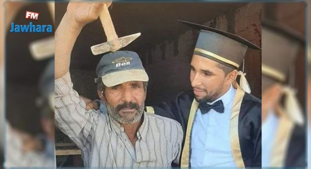 صورة معبّرة لأب يحتفل بتخرّج ابنه تثير الكثير من التعاطف