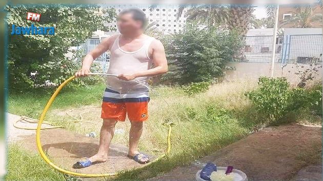 إحتجاجا على إنقطاع الماء: مواطن يستحم بمقر الصوناد بقفصة (فيديو)