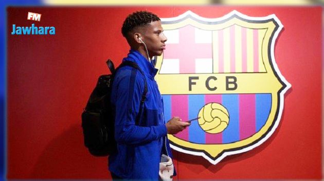 برشلونة يعلن رسمياً رحيل مدافعه