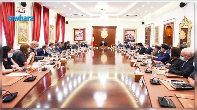 بعد تهديدها بالإستقالة : اجتماع بين رئيس الحكومة و أعضاء اللجنة العلمية اليوم