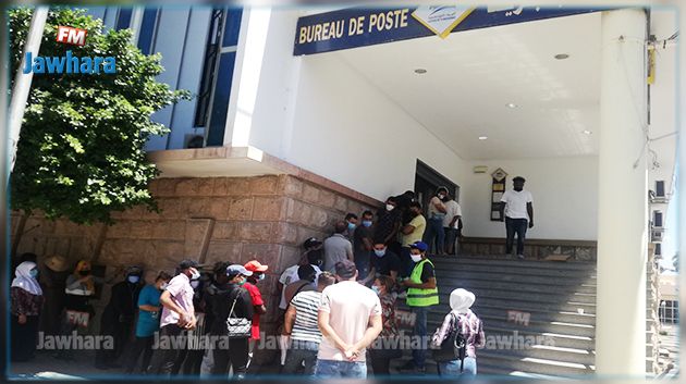 صفاقس: اكتظاظ أمام مكتب بريد (صور)