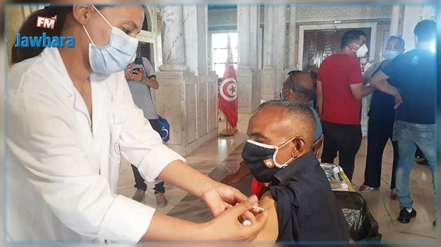 تطعيم أعوان النظافة ببلدية تونس ضدّ كورونا 