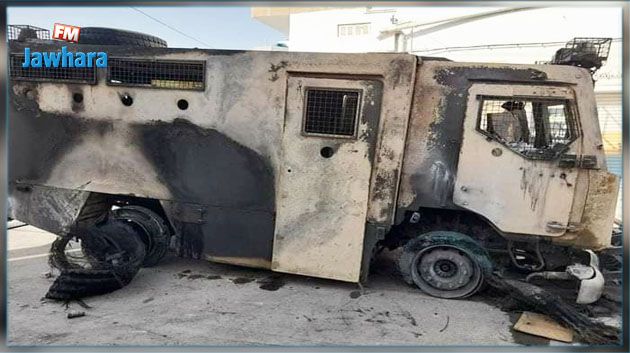 صفاقس : مواجهات بين المحتجين و الأمن وحرق مدرعة أمنية