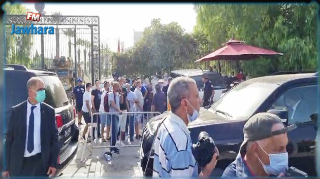 احتقان أمام مقر البرلمان