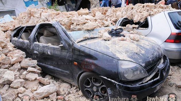 قصر هلال : سقوط حائط على سيارات رابضة