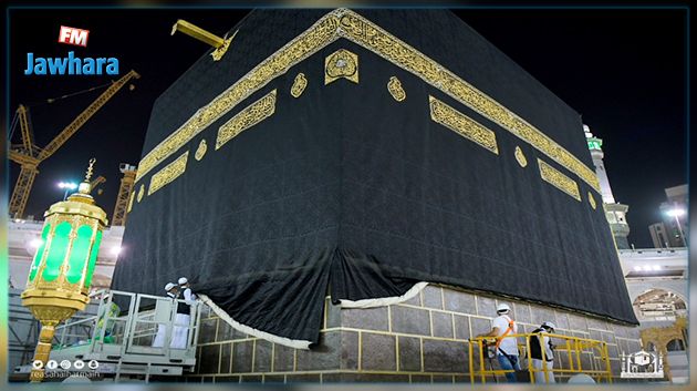33 مختصاً يقومون بإسدال ثوب الكعبة المشرفة