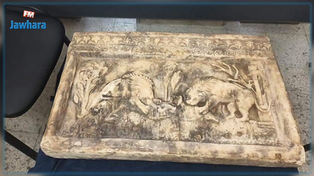 أخفاها في منزله.. ضبط لوحة أثرية بحوزة كهل بصفاقس (صور)