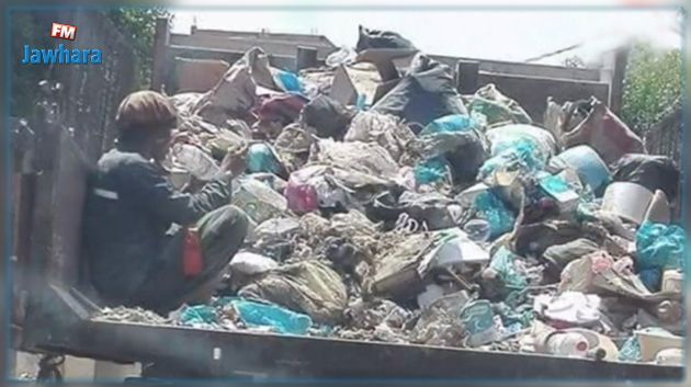 حقيقة صورة عون النظافة الذي يتوسط أكوام