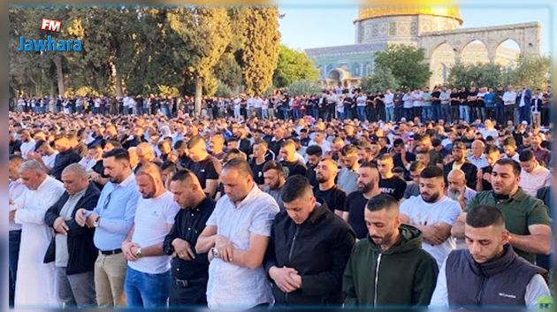 الفلسطينيون يؤدون صلاة الغائب على ضحايا حرائق الجزائر (فيديو)
