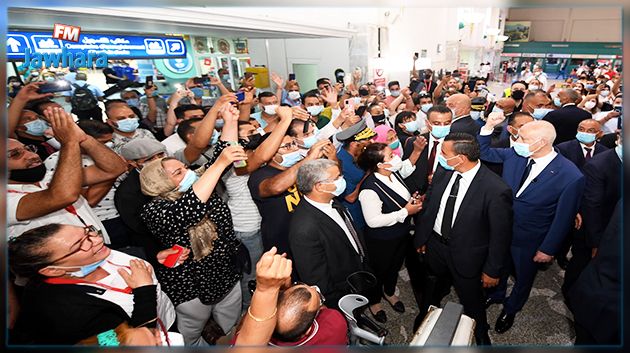 قيس سعيّد يستمع الى ملاحظات المواطنين في المطار 