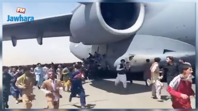 حشر مئات الأفغان على متن طائرة أمريكية فاقت طاقة استيعابها (فيديو)