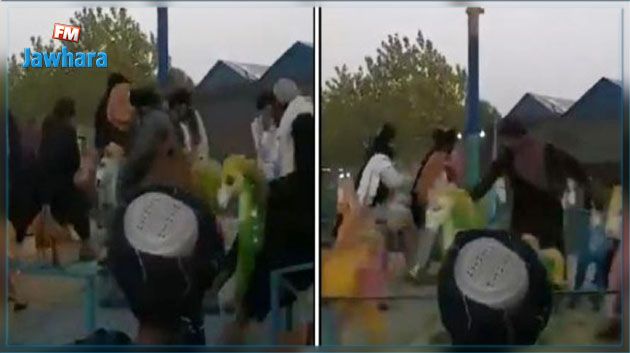 بعد سيطرتهم على الحكم في البلاد.. عناصر طالبان يلهون داخل مدينة ألعاب